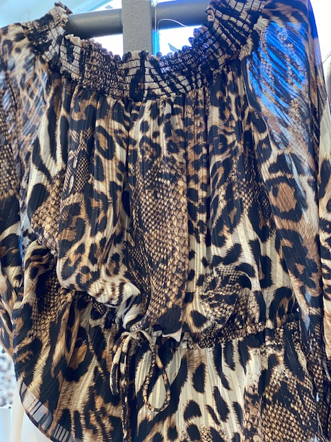 Kleid mit Leopardenmuster, geraffter Kragen, verstellbarer Kordelzug, weich fallender Stoff.