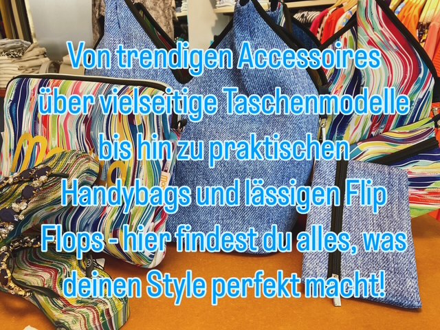 Bunte Taschen und Flip-Flops mit auffälligen Mustern und Accessoires in einem Ladenregal.