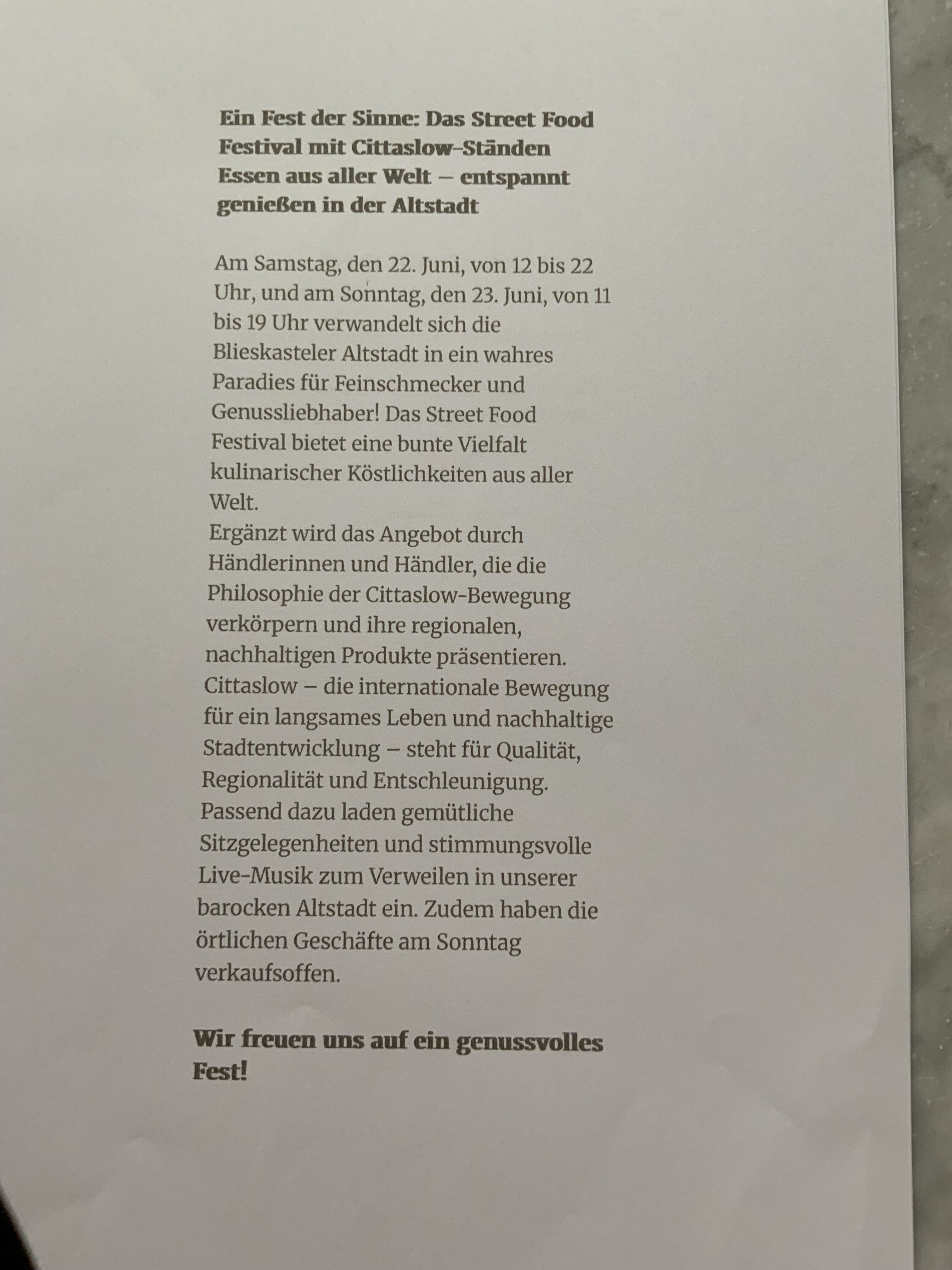 Schwarz-weißer Flyer mit Text über ein Street-Food-Festival und seine Köstlichkeiten.