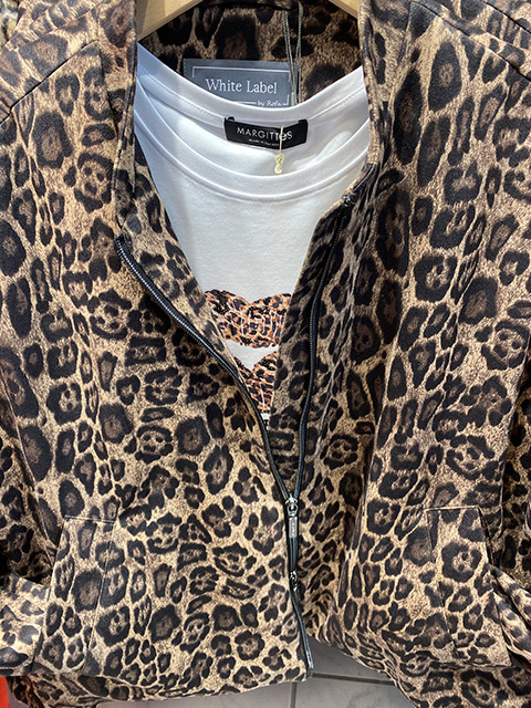 Leopardenmusterjacke mit silbernem Reißverschluss über weißem T-Shirt