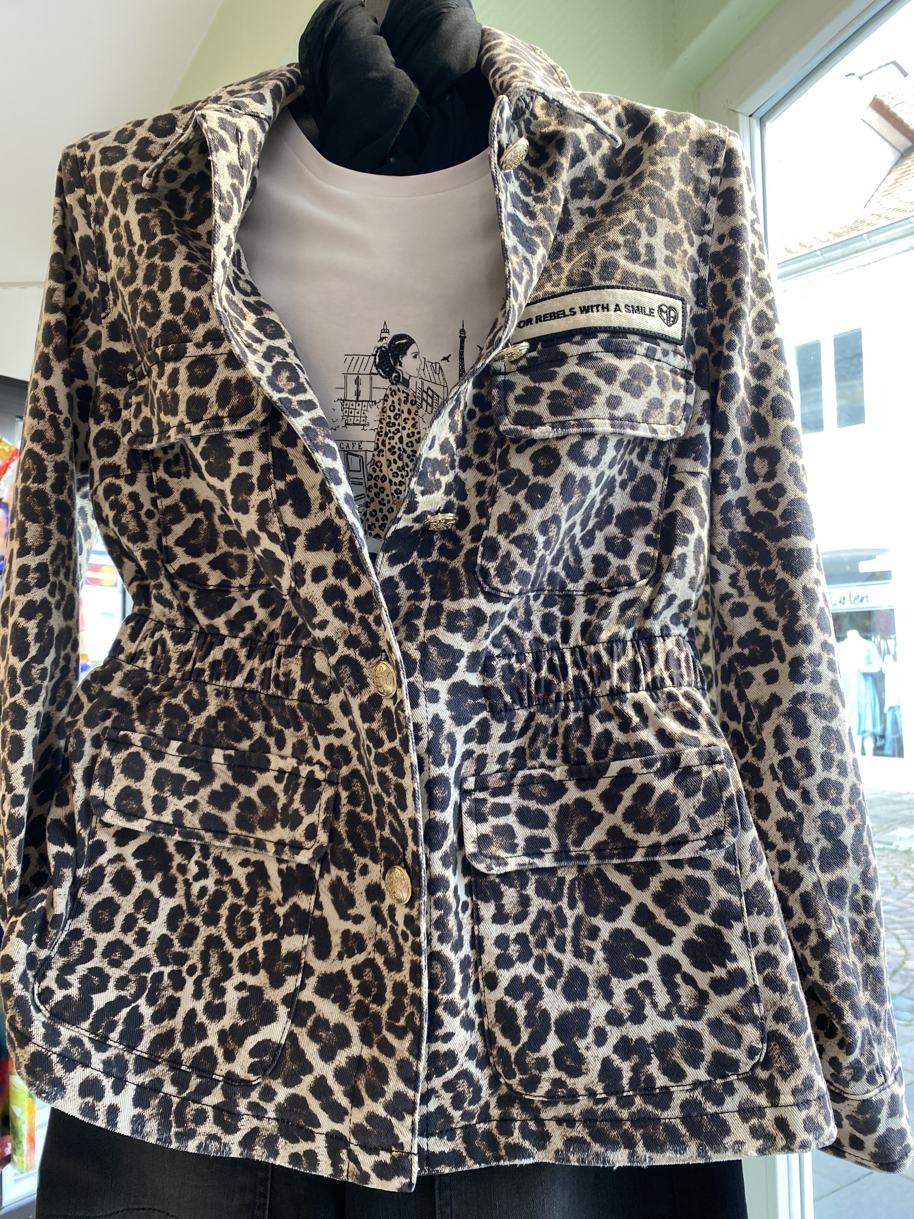 Eine Schaufensterpuppe trägt eine stilvolle Jacke mit Leopardenmuster.
