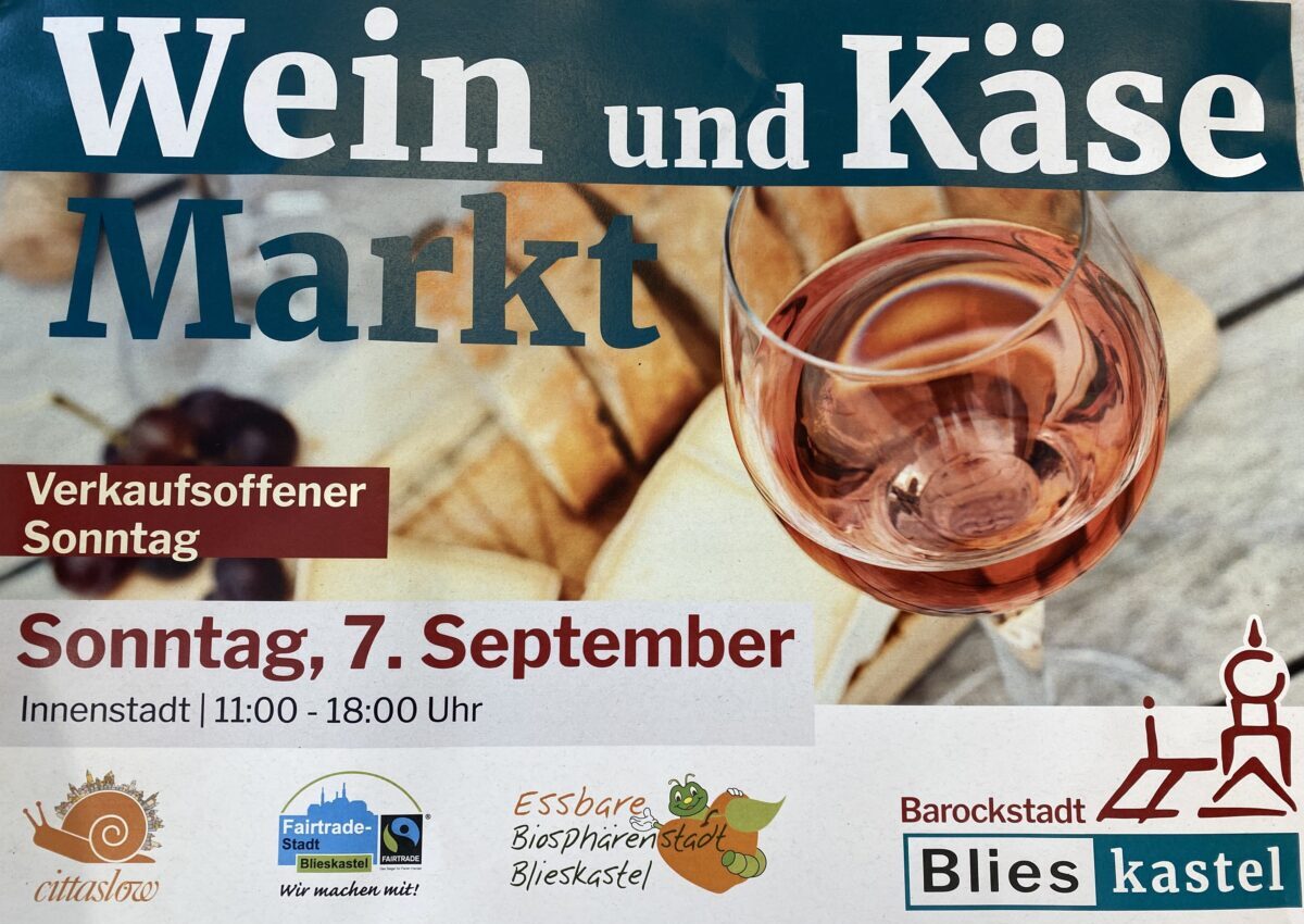 Flyer für Wein- und Käsemarkt mit Glas Wein und Käse auf Holztisch.