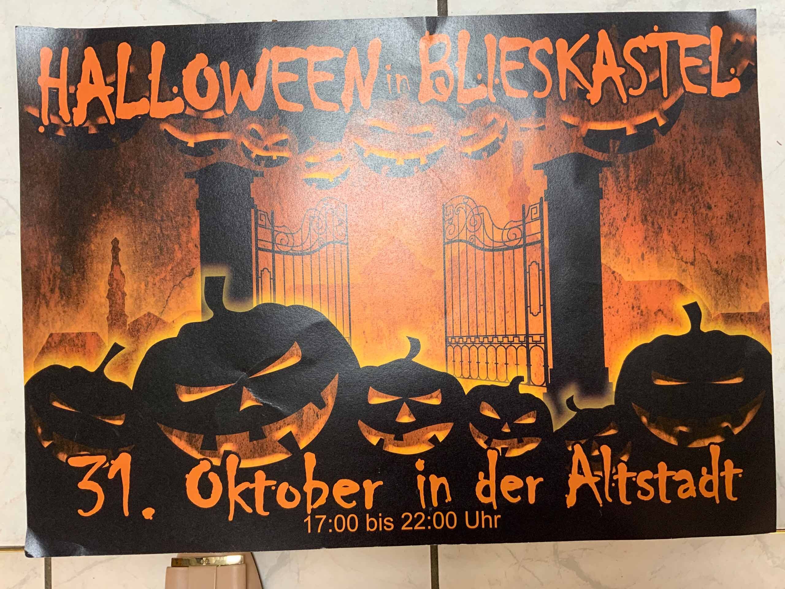 Mehrere gruselige Kürbisse mit bösen Gesichtern und orange-schwarzer Hintergrund