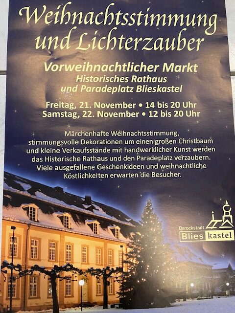 Historisches Rathaus im warmen Lichterglanz mit festlich geschmücktem Weihnachtsbaum