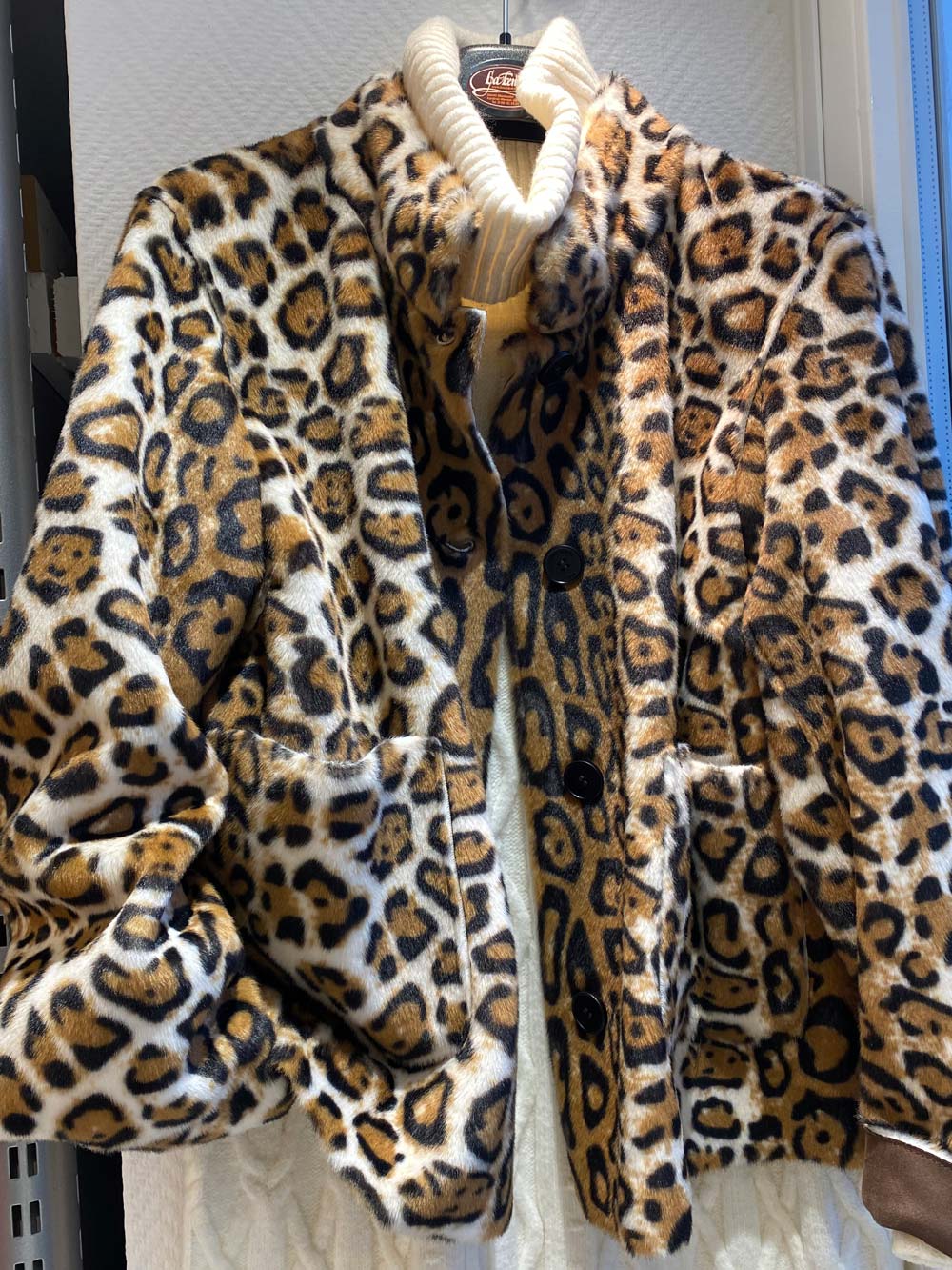 Eine Leopardenmuster Jacke in Braun Beige und Schwarz mit grossen Knöpfen und Taschen