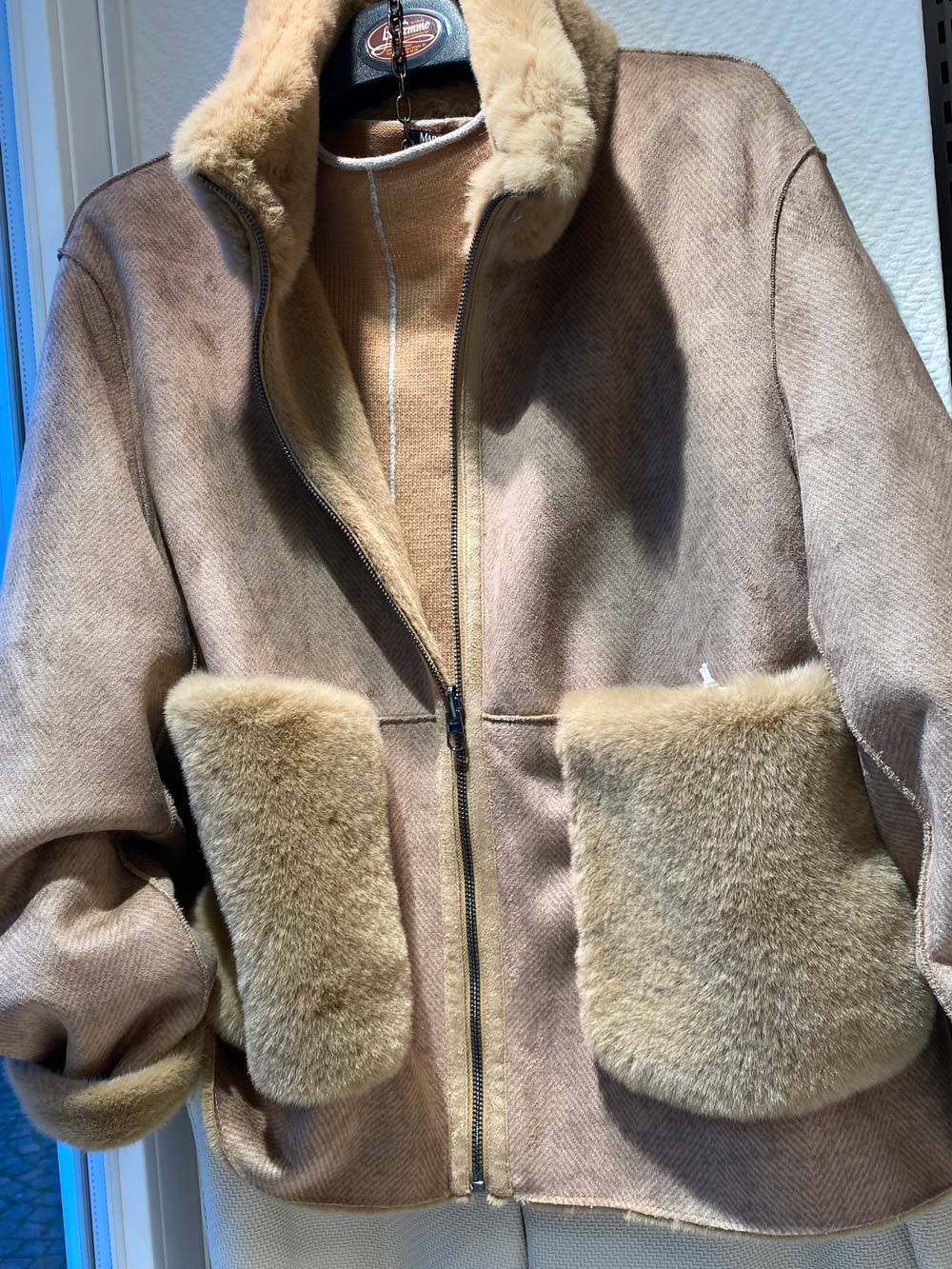 Hellbraune Jacke mit Reissverschluss aus weichem Stoff und grossen flauschigen Taschen