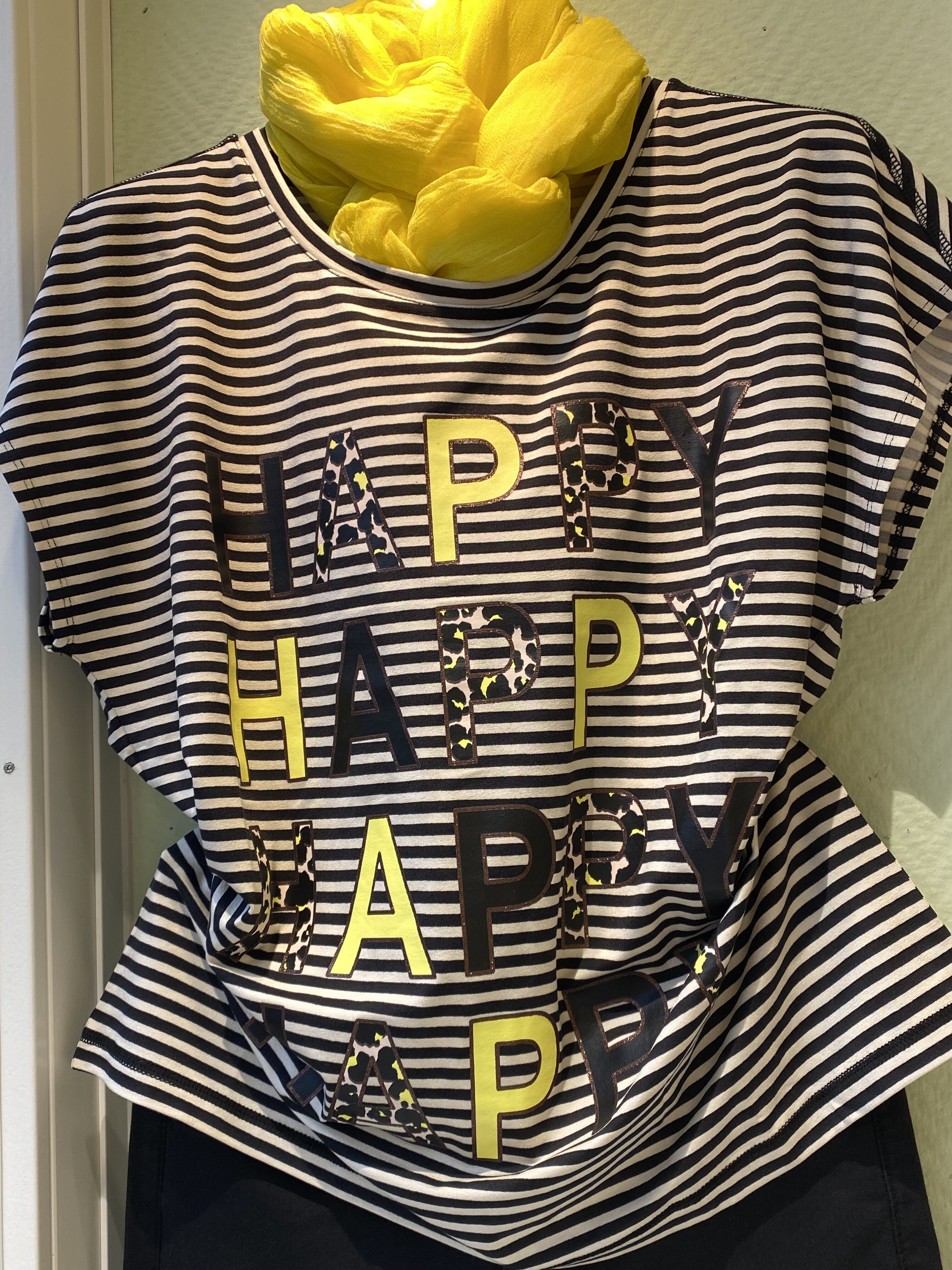 Schaufensterpuppe mit gestreiftem Shirt und gelbem Halstuch, Schriftzug Happy vorne