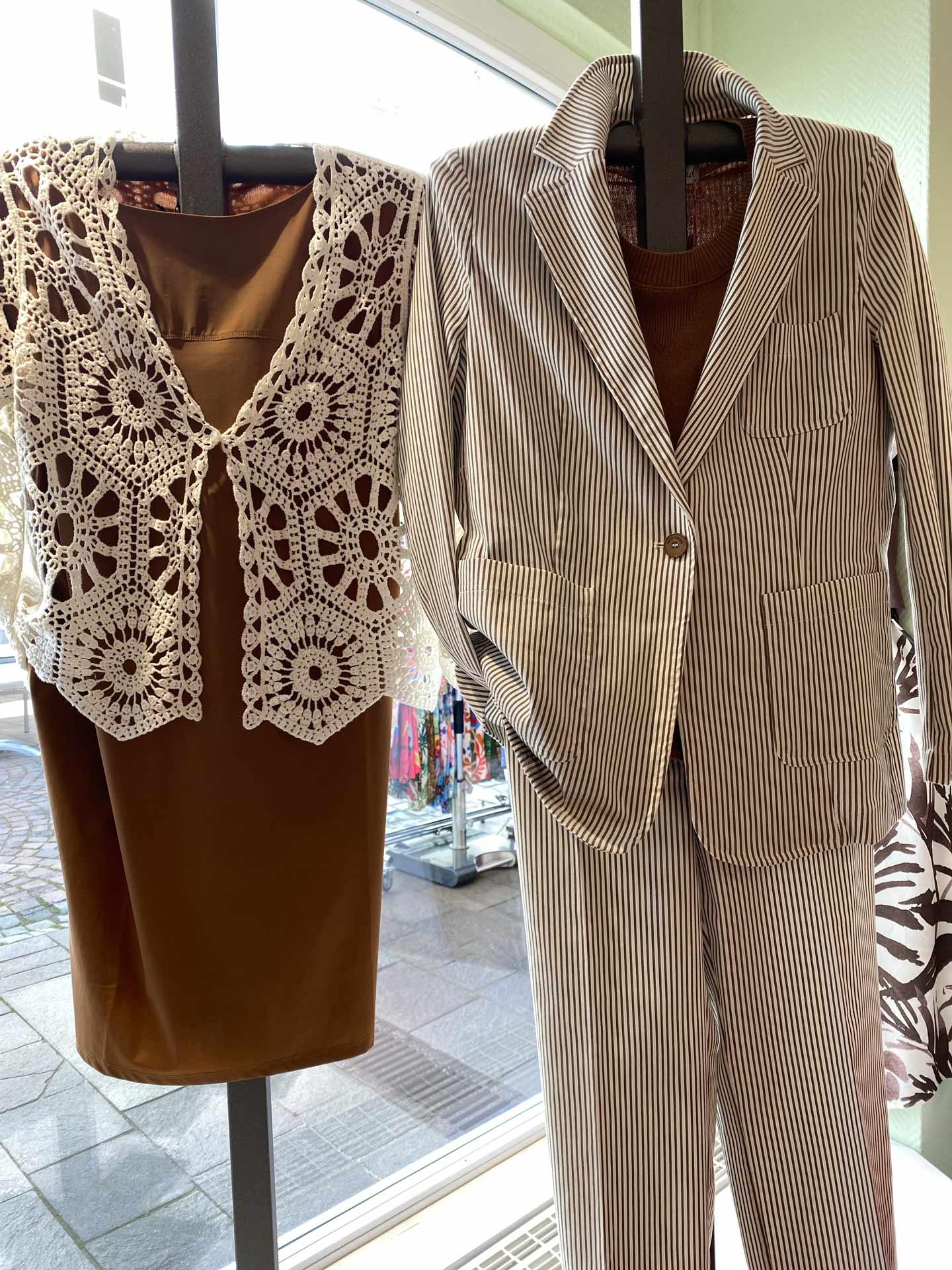 Zwei schaufensterpuppen mit braunem kleid und spitzenweste sowie grau gestreiftem anzug, neutral, kontrastreiche details