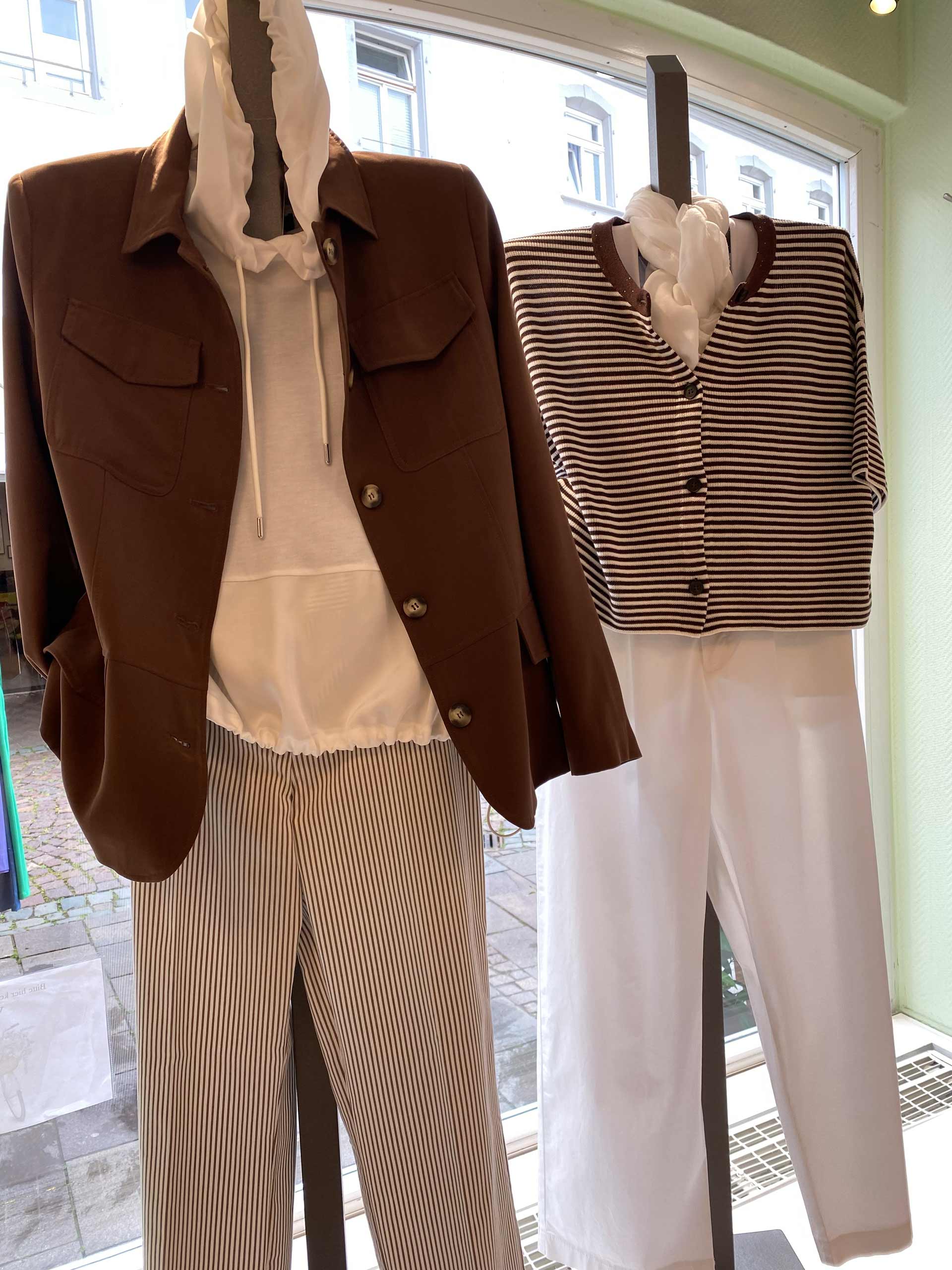Zwei Schaufensterpuppen neutral mit braunem Blazer und Streifenweste in Weiß