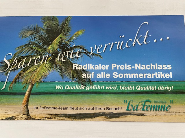 Palme am Strand mit blauem Himmel und Rabattwerbung in Weiß und Grün