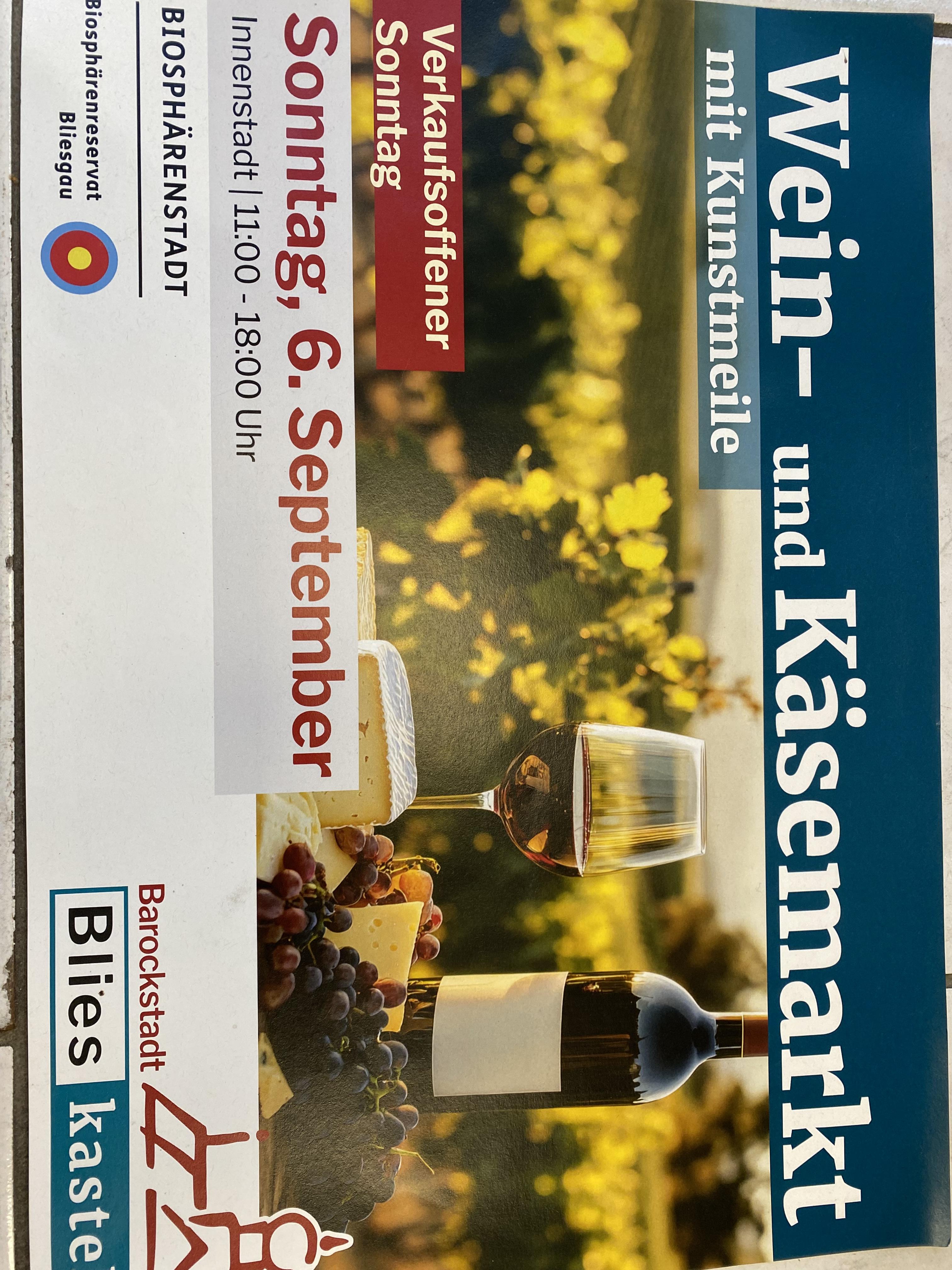 Plakat fuer Wein und Kaesemarkt am 6 September mit Weinglas Flasche Kaese und Trauben