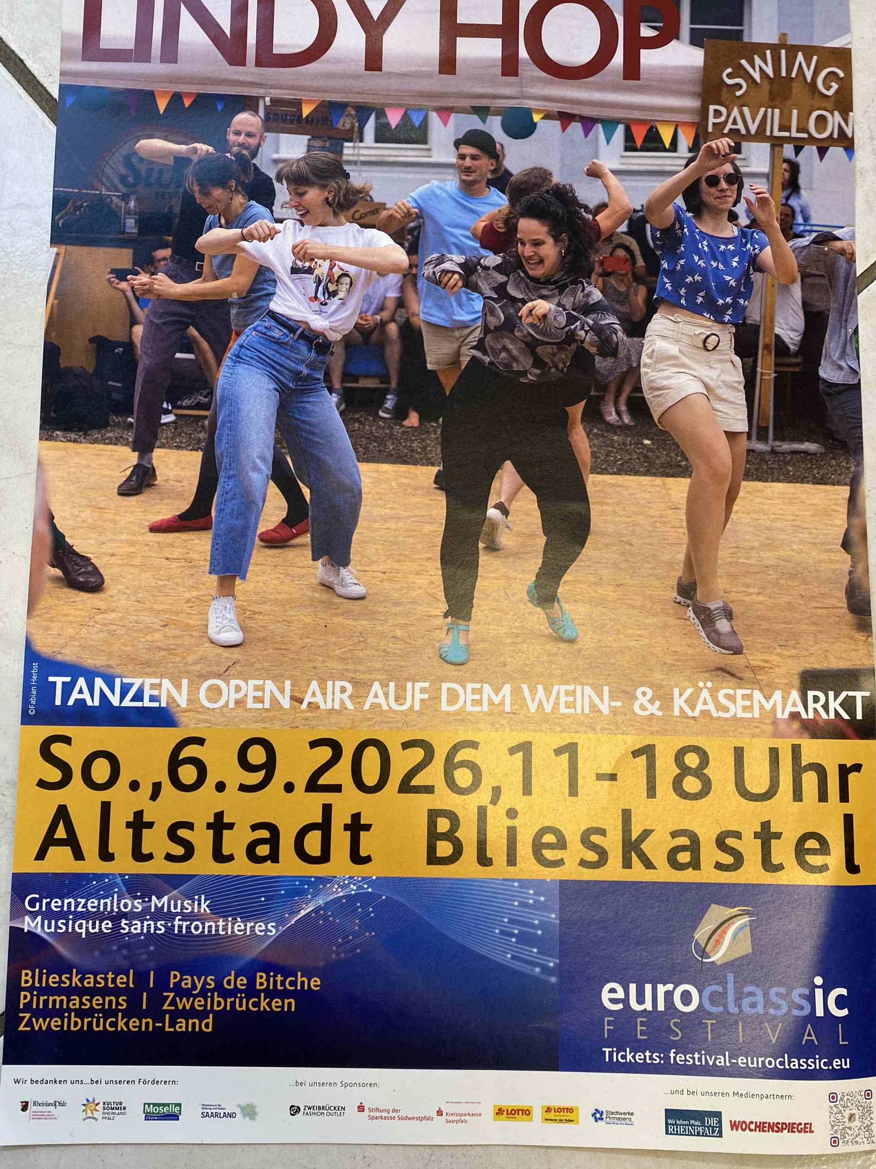 Froehlich tanzende Menschen beim Lindy Hop Open Air auf einem Festivalplakat