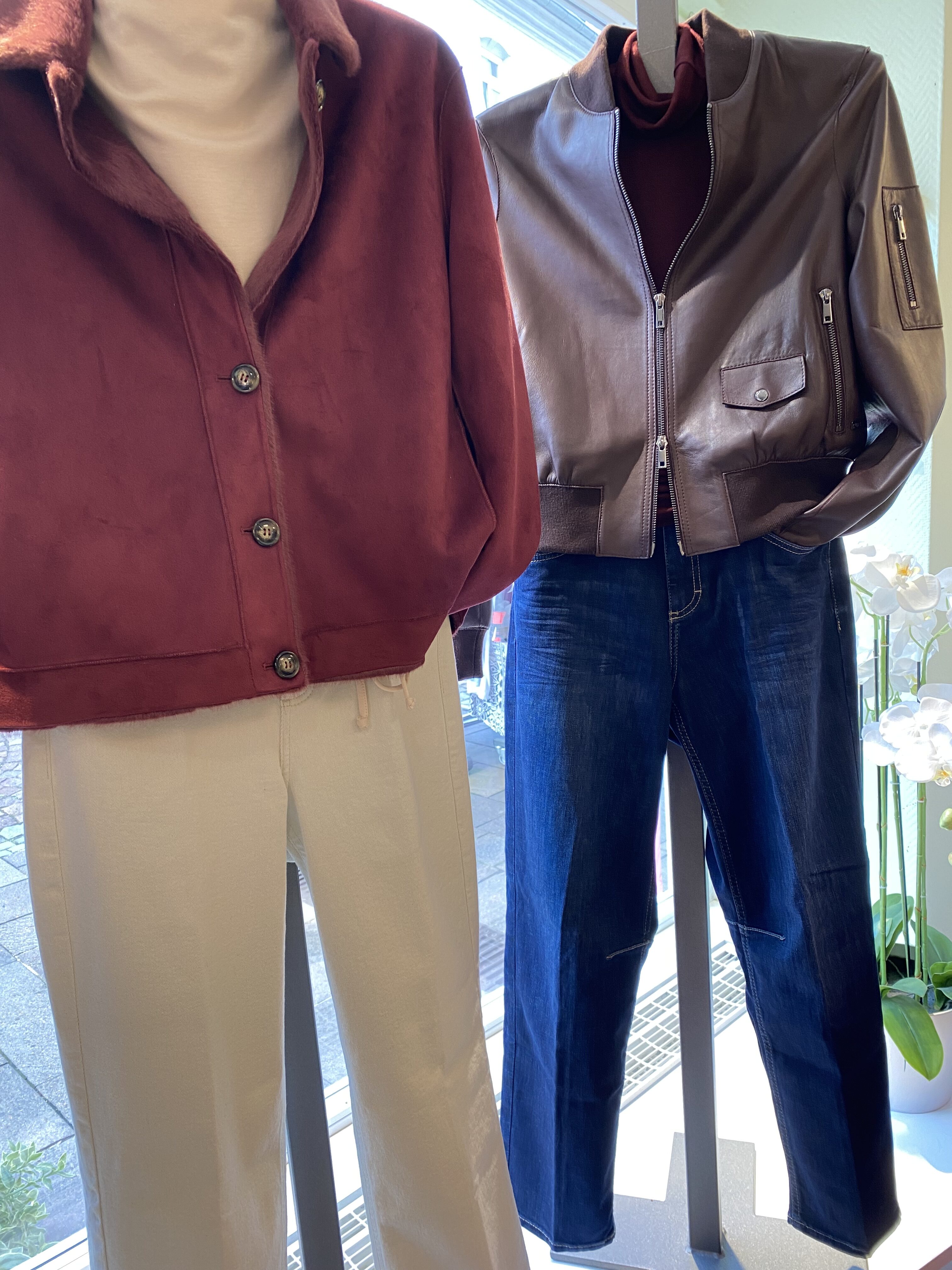 Zwei Schaufensterpuppen mit roter Wildlederjacke und brauner Lederjacke
