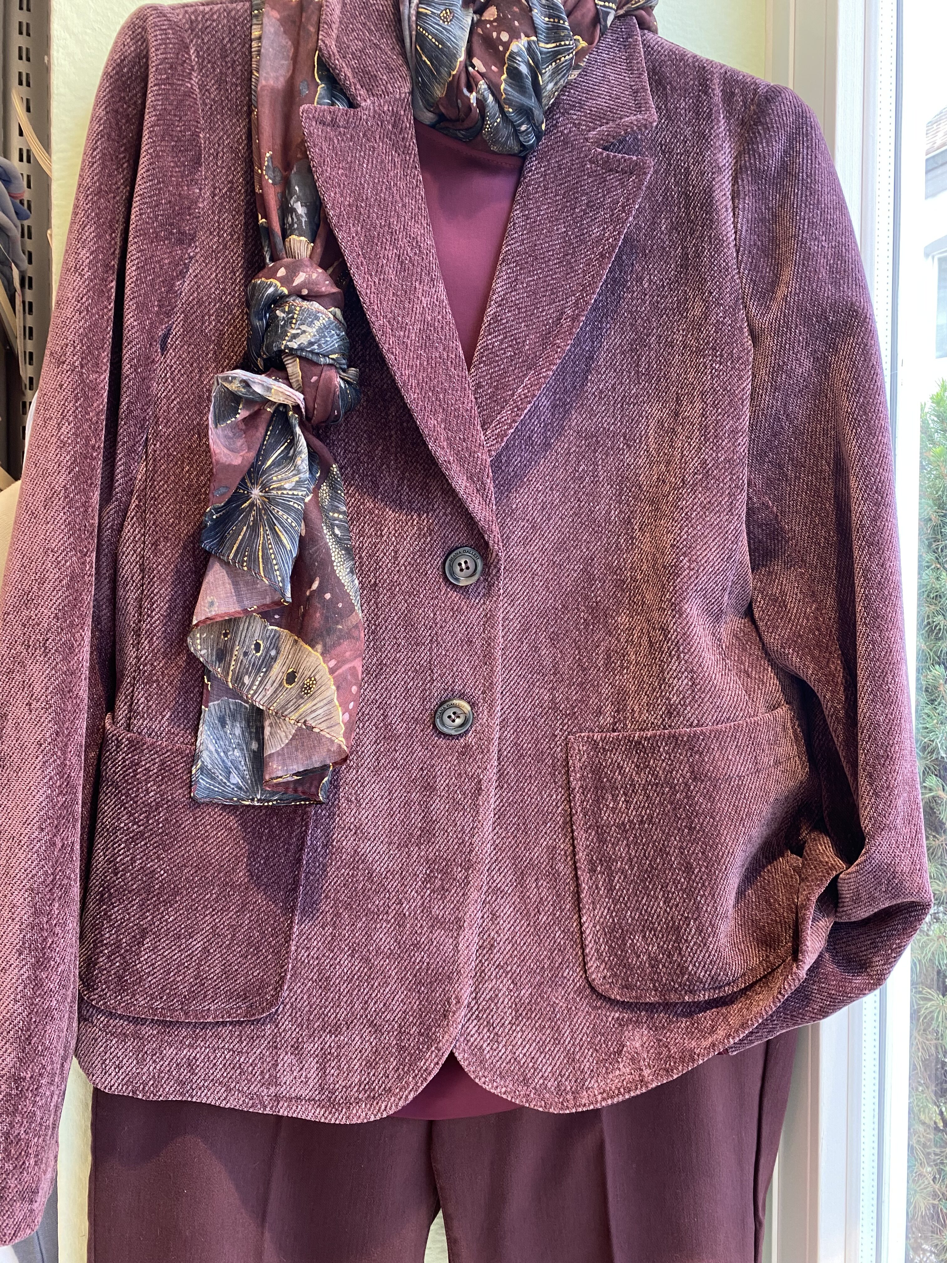 Bordeauxfarbenes Outfit mit strukturiertem Blazer und gemustertem Seidenschal