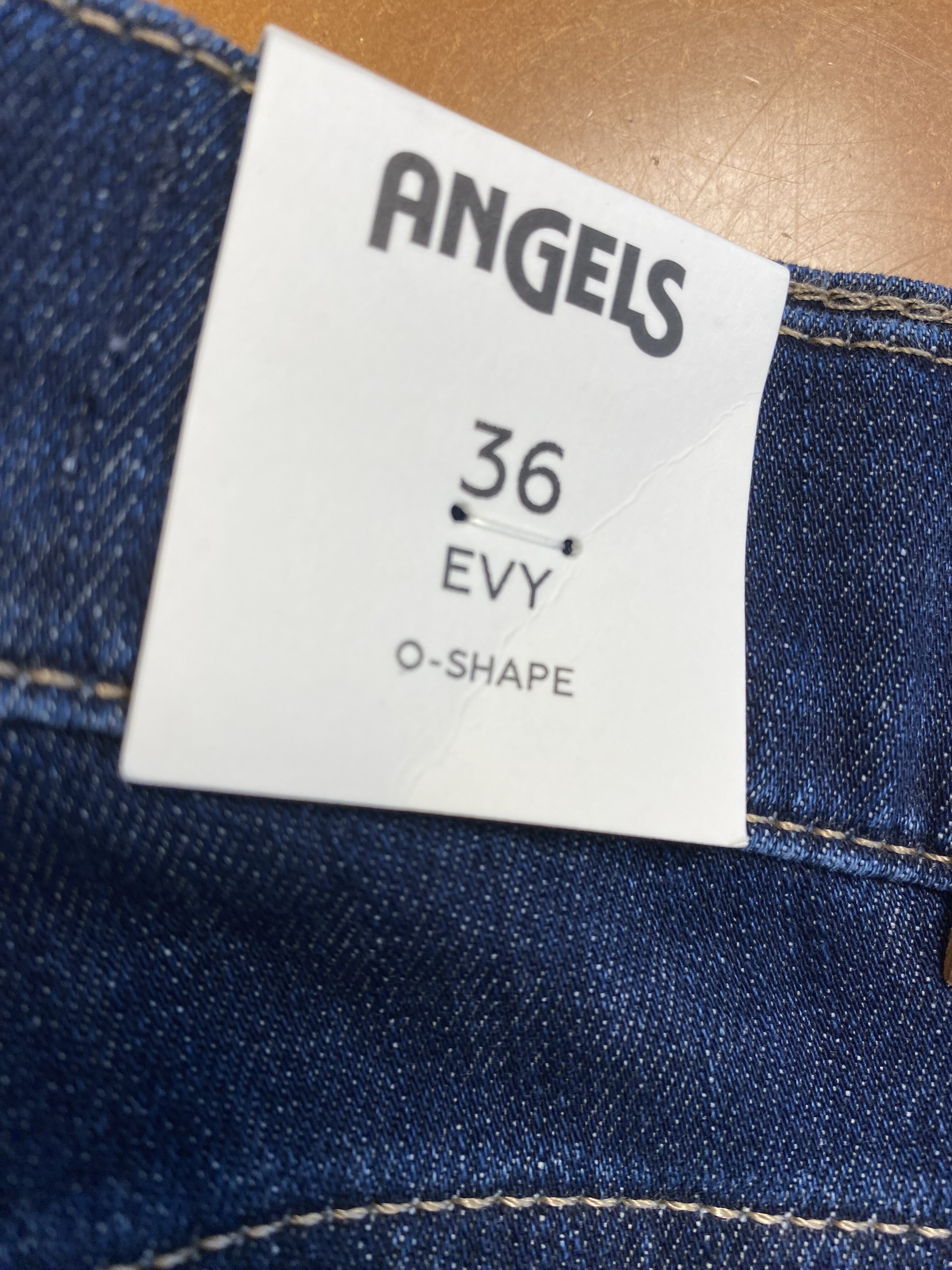 Weisses Etikett der Marke Angels in Groesse 36 Evy O-Shape auf blauer Jeans
