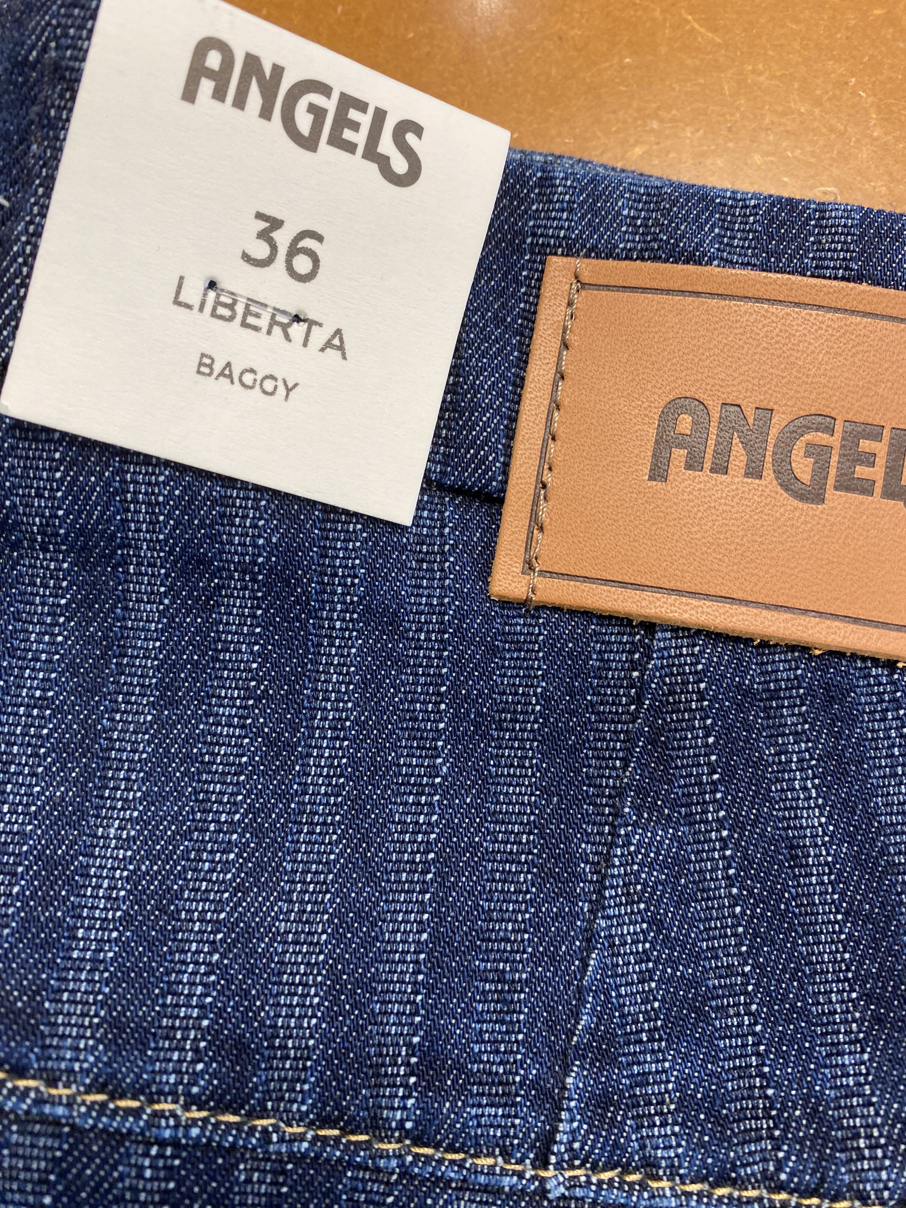 Blaue Angels Jeans Liberta Baggy in Groesse 36 mit braunem Lederetikett